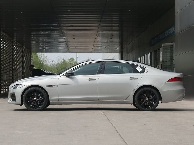 Jaguar XF II Рестайлинг, Седан L — вид слева