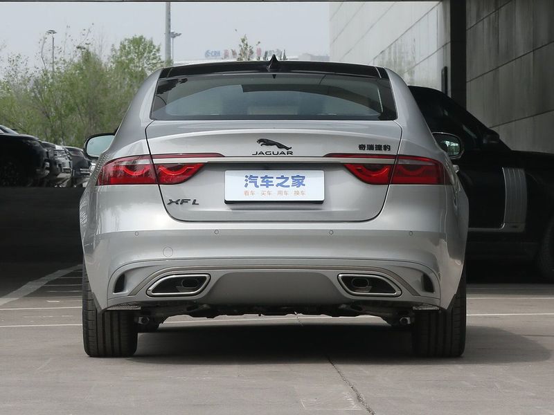 Jaguar XF II Рестайлинг, Седан L — вид сзади