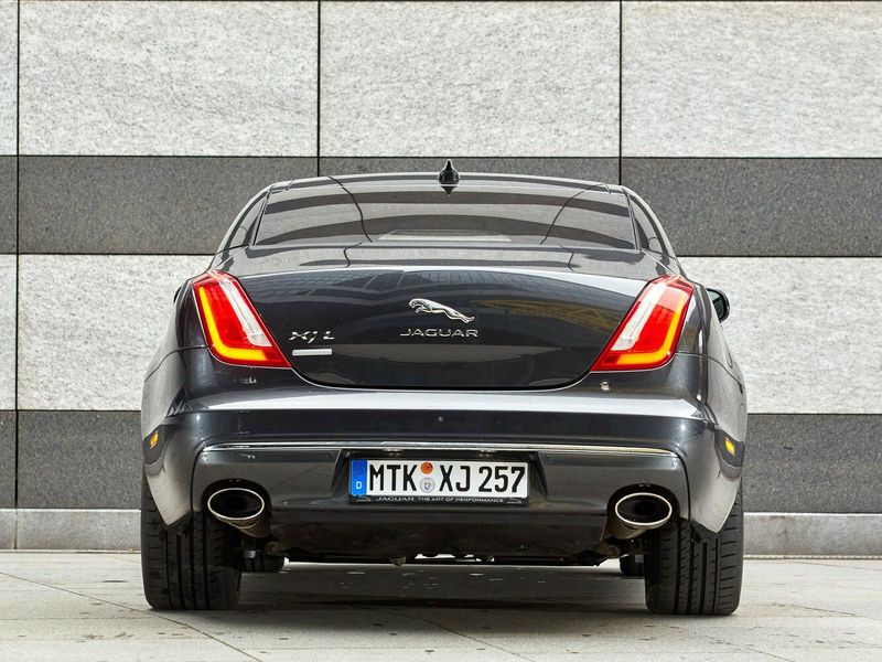 Jaguar XJ IV (X351) Рестайлинг, Седан LWB — вид сзади