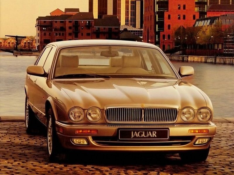 Jaguar XJ II (X300), Седан — вид спереди