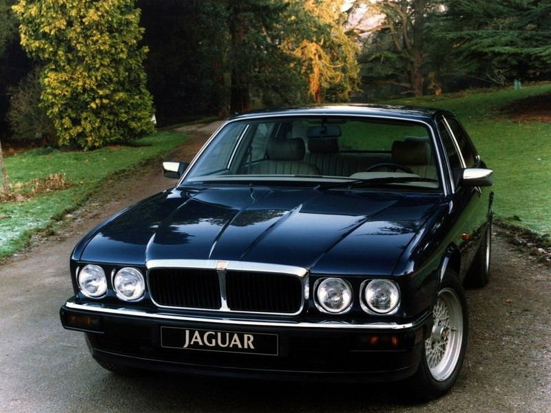 Jaguar XJ II (XJ40), Седан — вид спереди справа