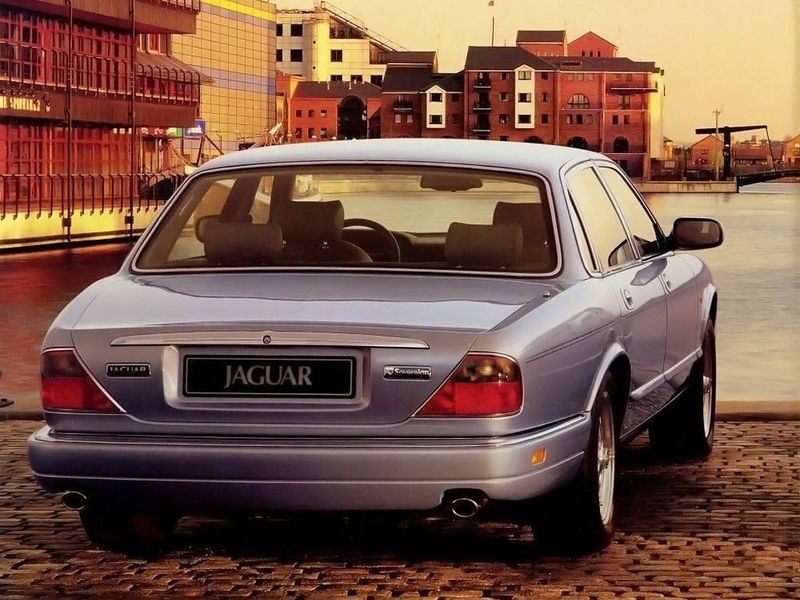 Jaguar XJ II (X300), Седан — вид сзади справа