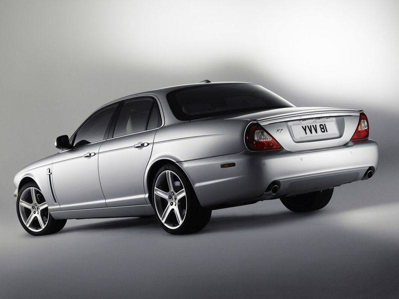 Jaguar XJ III (X350/X358), Седан — вид сзади в три четверти