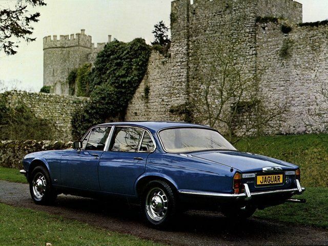 Jaguar XJ I (Series 2), Седан — вид сзади слева