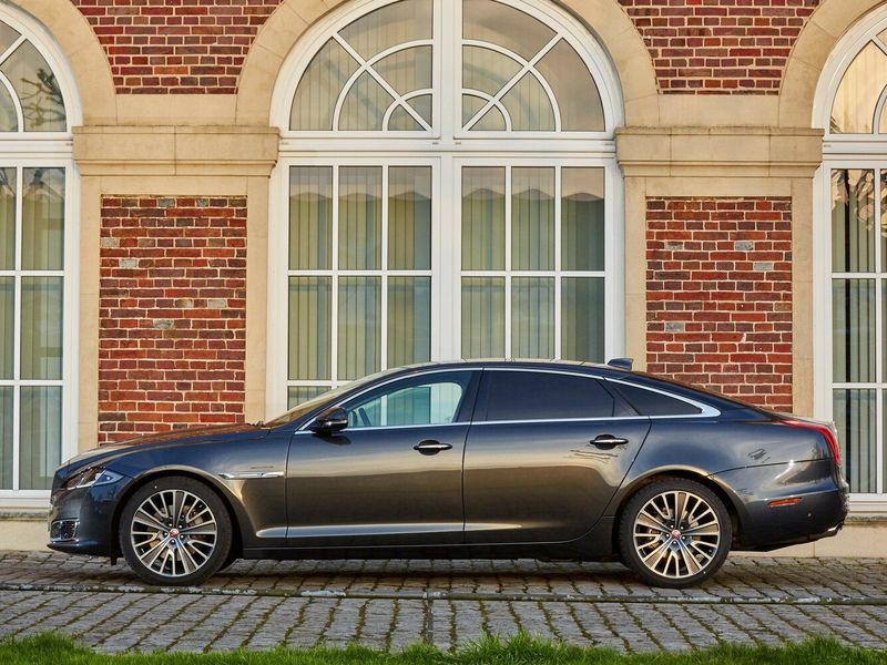 Jaguar XJ IV (X351) Рестайлинг, Седан LWB — вид слева