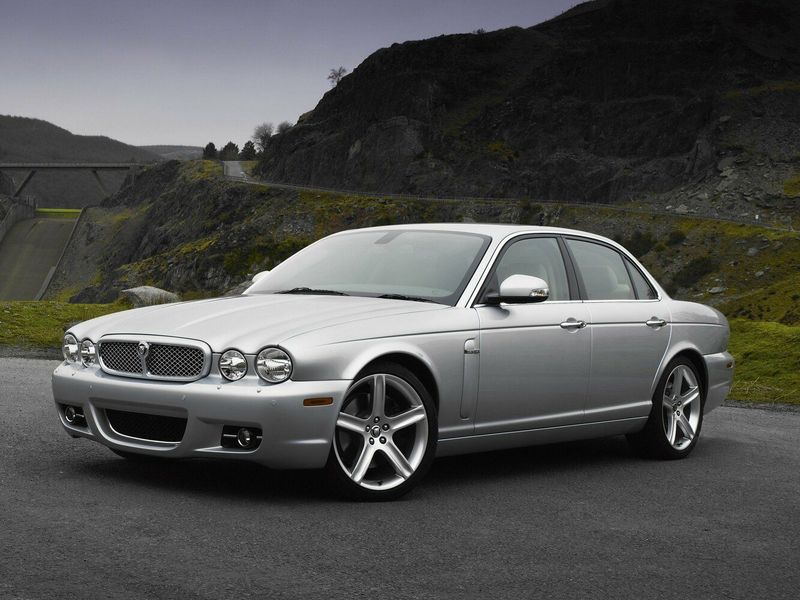 Jaguar XJ III (X350/X358), Седан — вид спереди слева