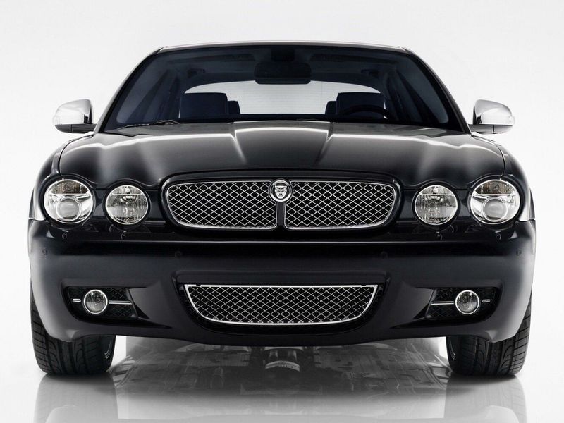 Jaguar XJ III (X350/X358), Седан — вид спереди