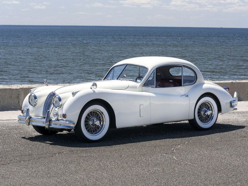 Jaguar XK XK140، كوبيه — منظر أمامي أيسر