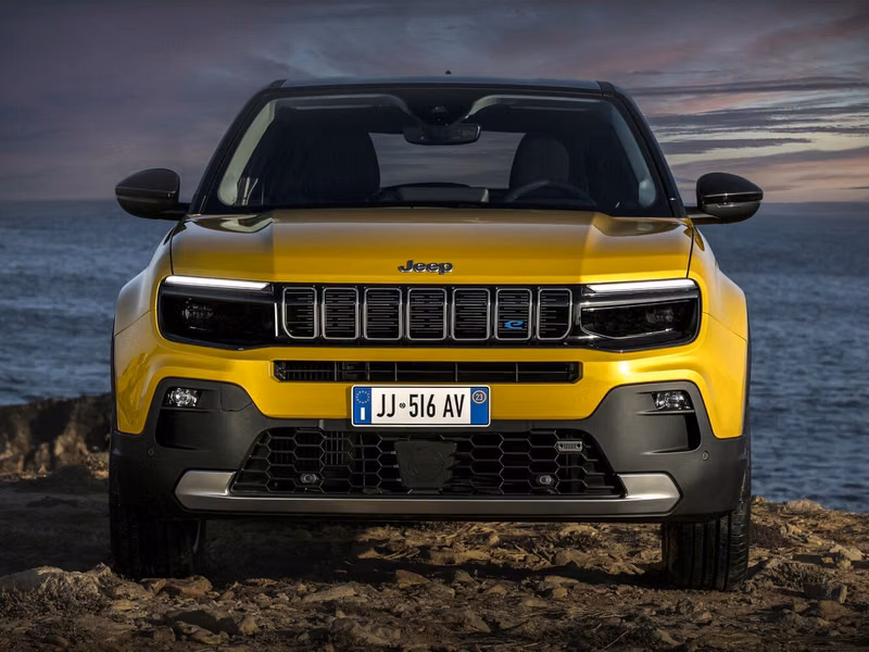 Jeep Avenger، دفع رباعي 5 أبواب — منظر أمامي
