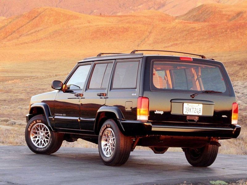 Jeep Cherokee II (XJ), Внедорожник 5 дв. — вид сзади справа