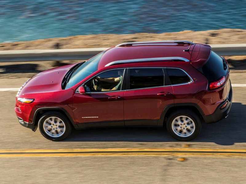Jeep Cherokee V (KL)، دفع رباعي 5 أبواب — منظر أمامي أيسر
