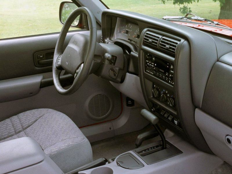 Jeep Cherokee II (XJ) Рестайлинг, Внедорожник 5 дв. — место водителя