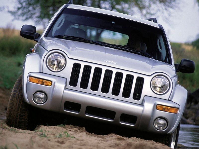 Jeep Cherokee III (KJ), Внедорожник 5 дв. — вид спереди