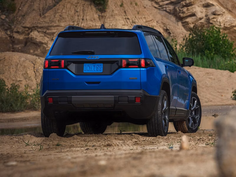 Jeep Cherokee VI (KM), Внедорожник 5 дв. — вид сзади в три четверти
