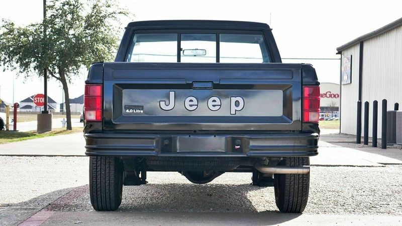 Jeep Comanche، بيك أب بكابينة مفردة — منظر خلفي