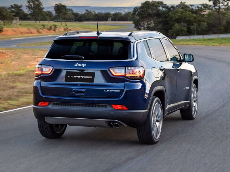 Jeep Compass II Рестайлинг, Внедорожник 5 дв. — вид сзади в три четверти