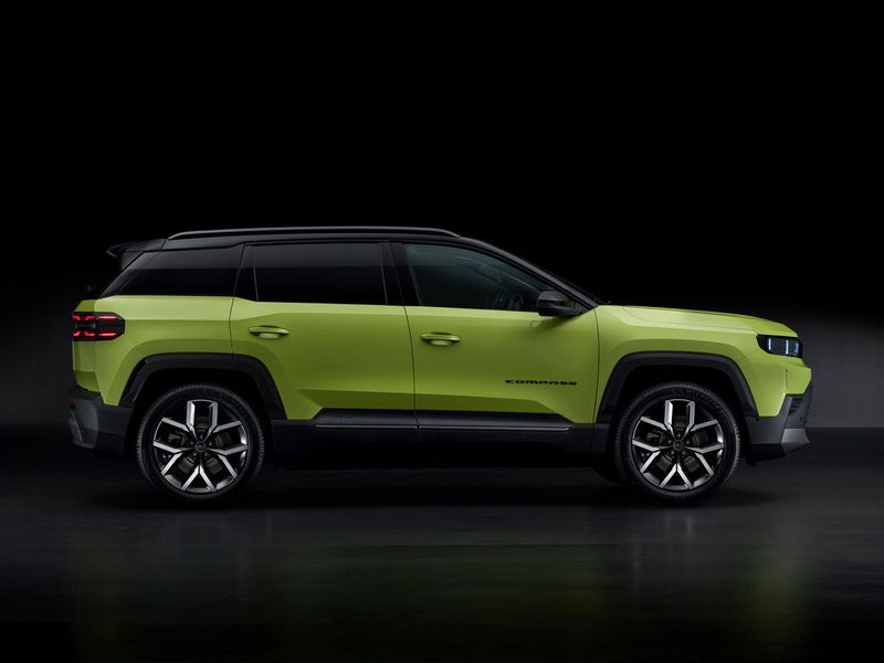 Jeep Compass ثالثاً، دفع رباعي 5 أبواب — منظر من الجانب الأيمن