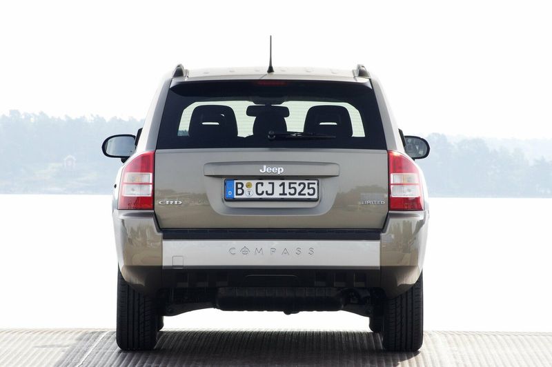 Jeep Compass I، دفع رباعي 5 أبواب — منظر خلفي