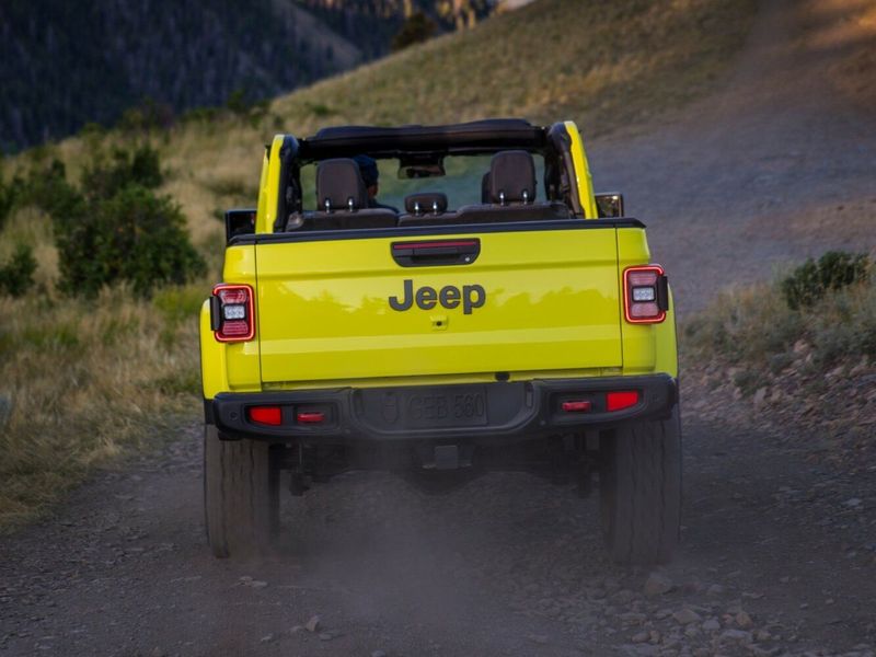 Jeep Gladiator II (JT) Рестайлинг, Пикап двойная кабина — вид сзади