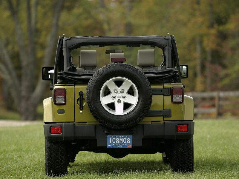 Jeep Wrangler III (JK)، دفع رباعي 5 أبواب — منظر خلفي