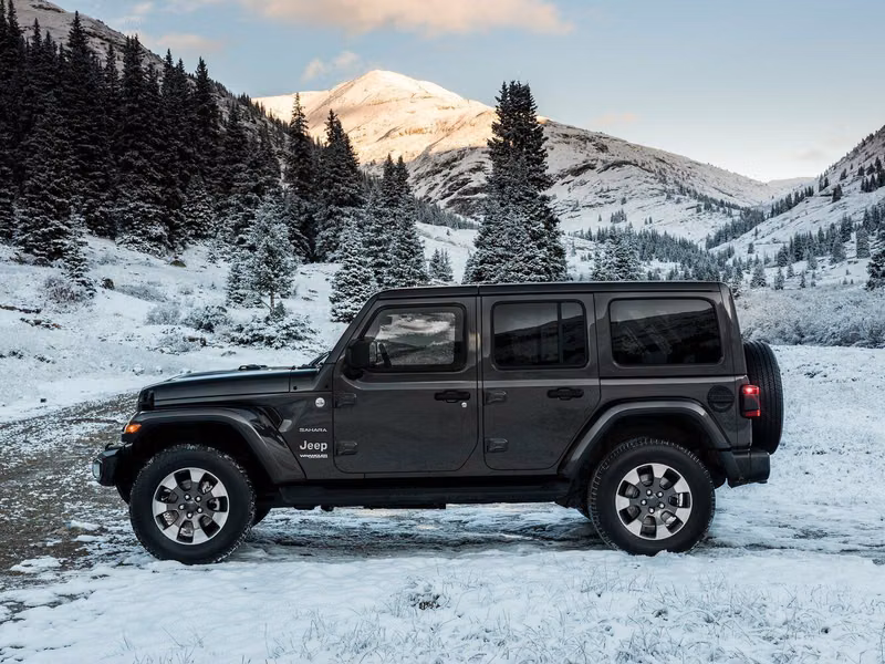 Jeep Wrangler IV (JL)، دفع رباعي 5 أبواب — منظر من الجانب الأيسر