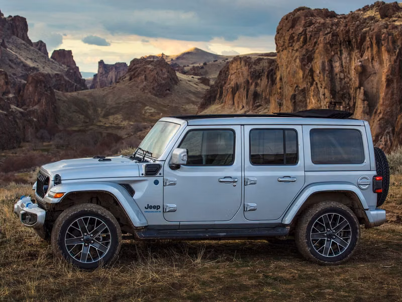 Jeep Wrangler عملية فيس ليفت IV (JL)، دفع رباعي 5 أبواب — منظر من الجانب الأيمن