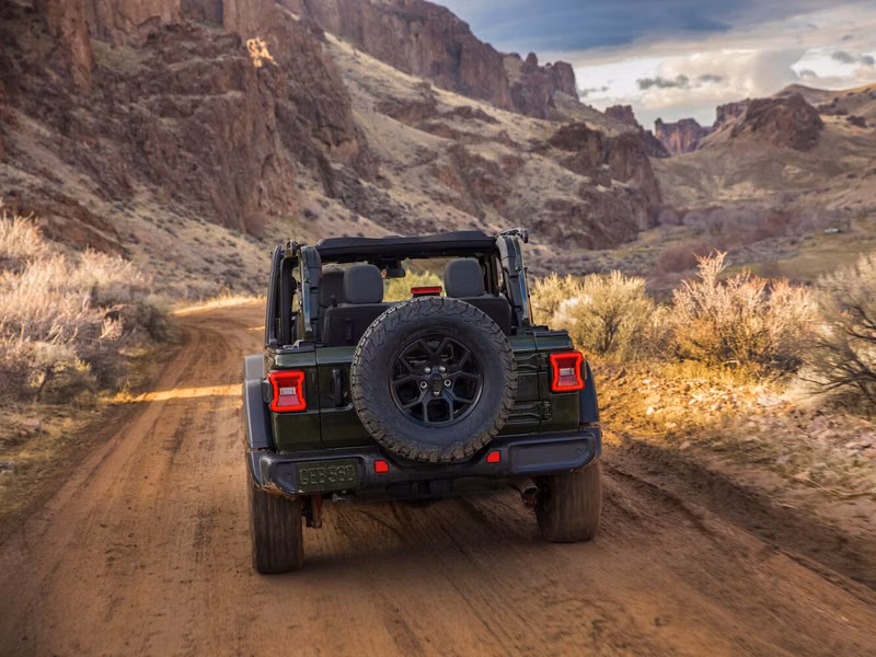 Jeep Wrangler عملية فيس ليفت IV (JL)، دفع رباعي 3 أبواب — منظر خلفي