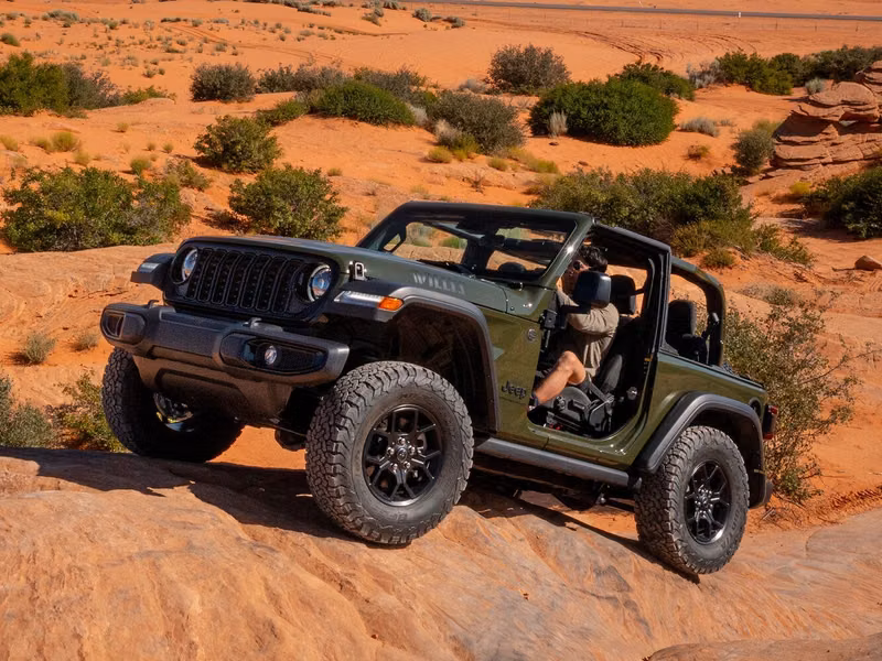 Jeep Wrangler عملية فيس ليفت IV (JL)، دفع رباعي 3 أبواب — منظر أمامي أيسر