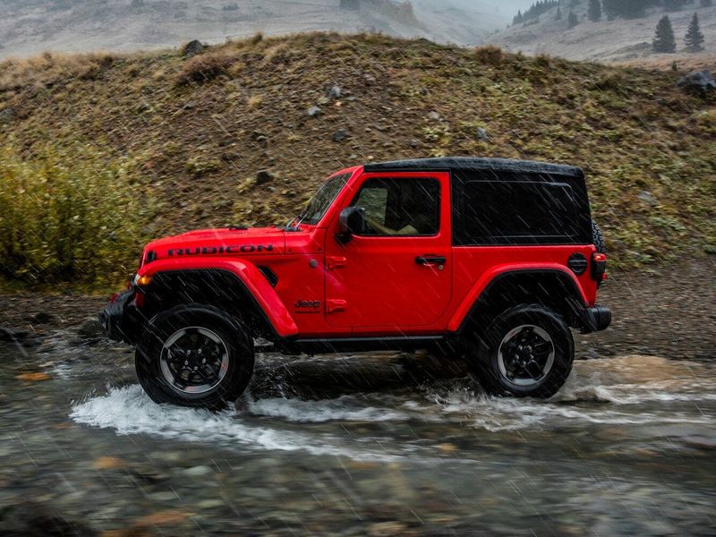 Jeep Wrangler IV (JL)، دفع رباعي 3 أبواب — منظر من الجانب الأيسر