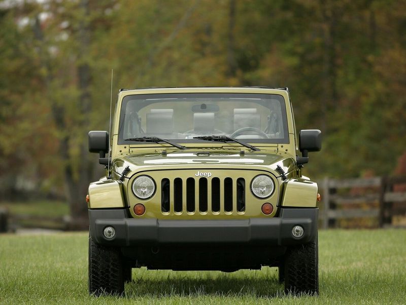 Jeep Wrangler III (JK)، دفع رباعي 5 أبواب — منظر أمامي