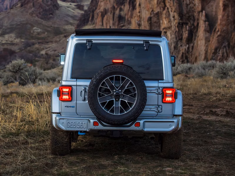 Jeep Wrangler عملية فيس ليفت IV (JL)، دفع رباعي 5 أبواب — منظر خلفي