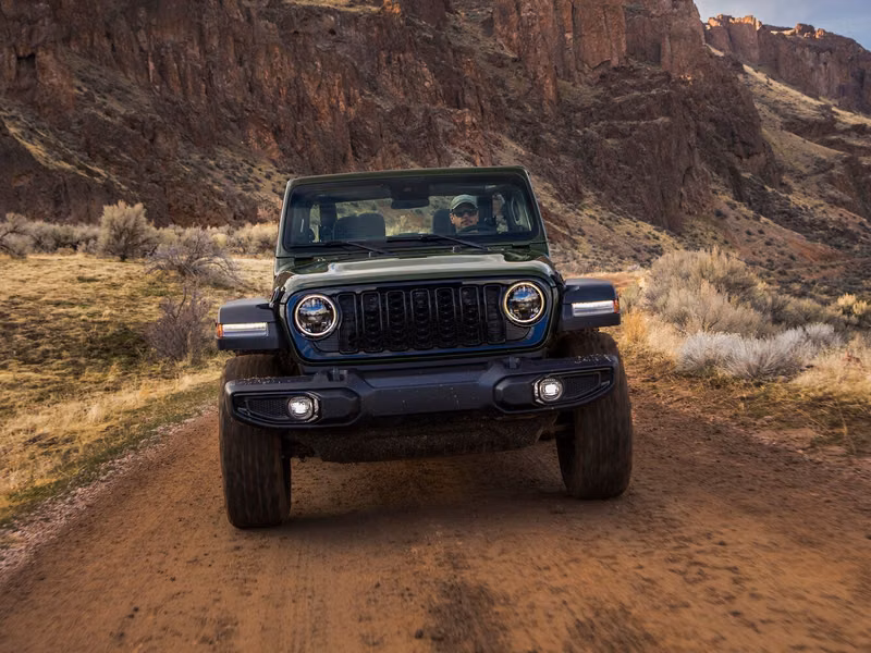 Jeep Wrangler عملية فيس ليفت IV (JL)، دفع رباعي 3 أبواب — منظر أمامي
