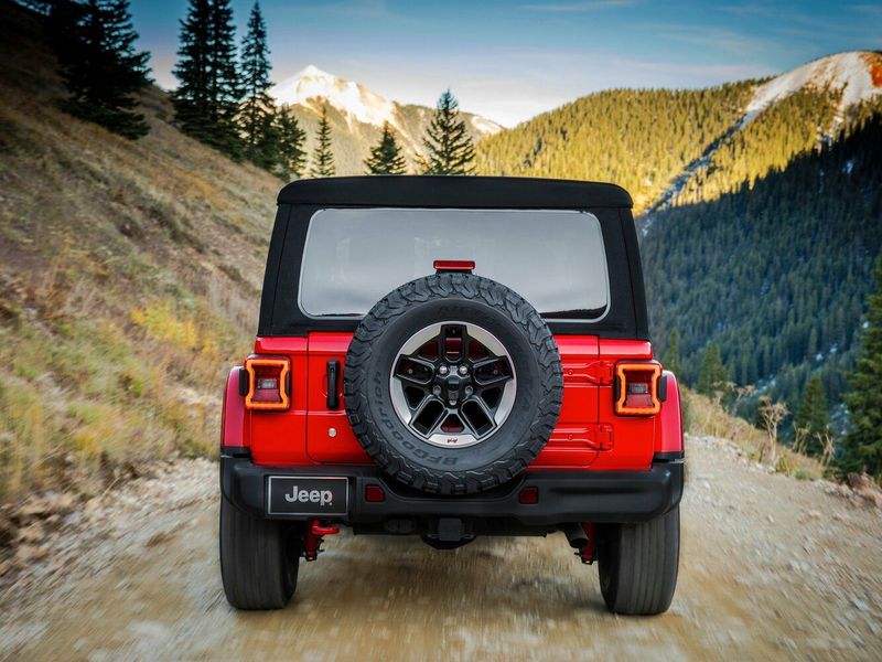 Jeep Wrangler IV (JL)، دفع رباعي 3 أبواب — منظر خلفي