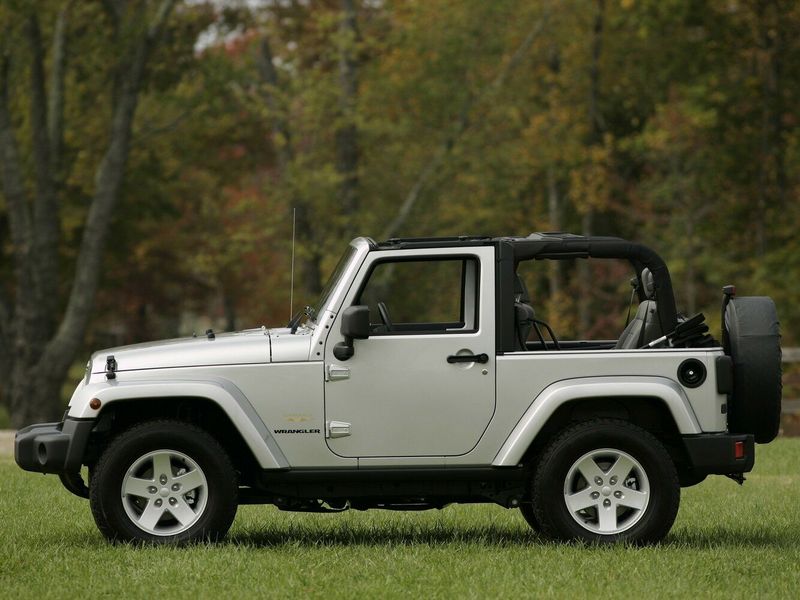 Jeep Wrangler III (JK)، دفع رباعي 3 أبواب — منظر من الجانب الأيسر
