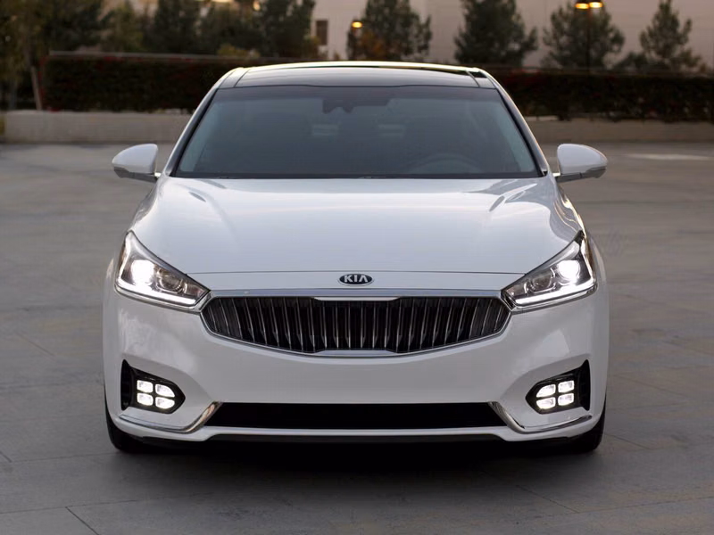 Kia Cadenza II, Седан — вид спереди