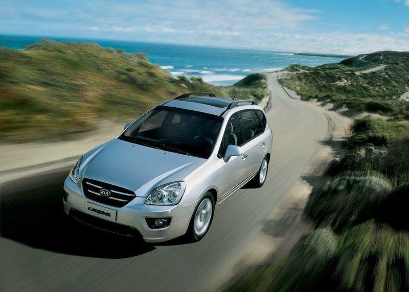 Kia Carens II (الأمم المتحدة)، فان مدمج — منظر أمامي أيمن