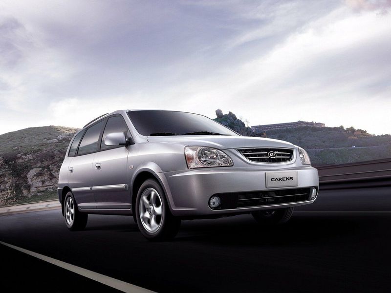Kia Carens I (RS) Рестайлинг, Компактвэн — вид спереди справа