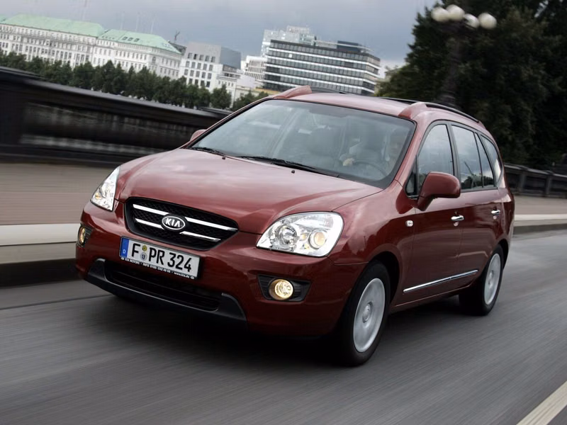 Kia Carens II (الأمم المتحدة)، فان مدمج — منظر أمامي أيمن