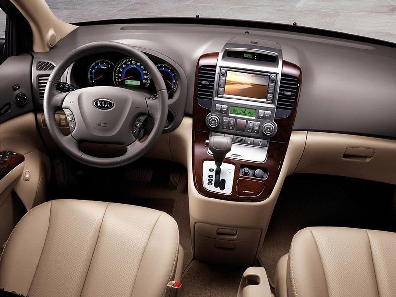 Kia Carnival II, Минивэн Grand — передняя панель
