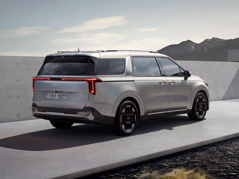Kia Carnival فيس ليفت IV، ميني فان — منظر خلفي بزاوية ثلاثة أرباع