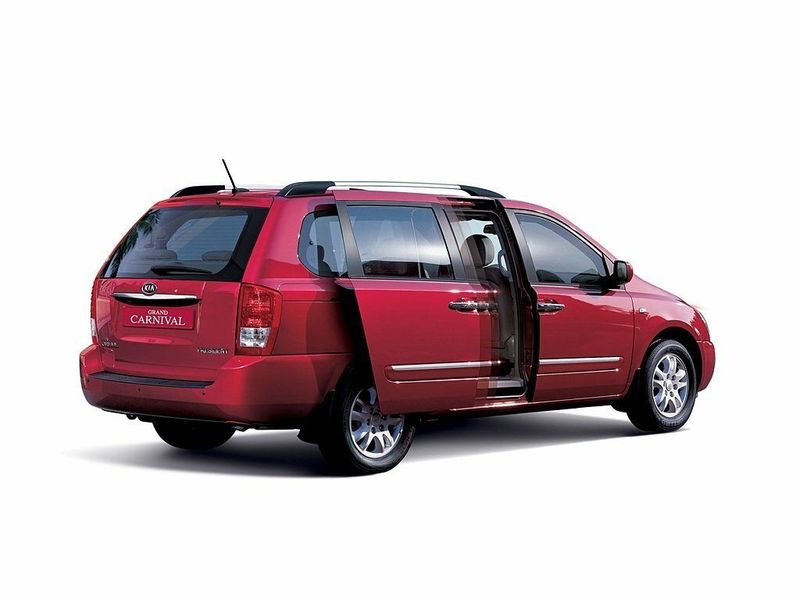 Kia Carnival II, Минивэн Grand — вид сзади справа