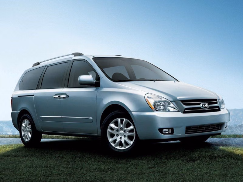 Kia Carnival II, Минивэн Grand — вид спереди справа