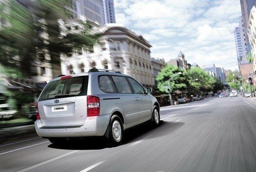 Kia Carnival ثانياً، ميني فان — منظر خلفي أيمن