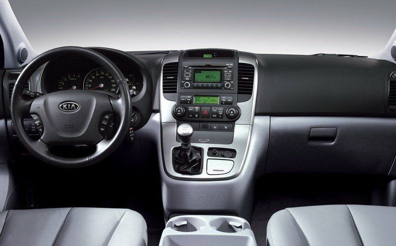 Kia Carnival ثانياً، ميني فان — لوحة القيادة