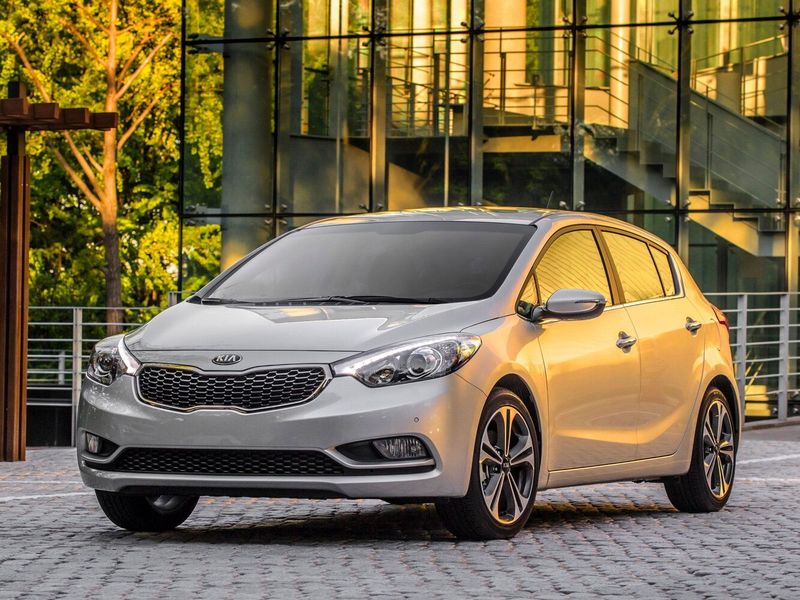 Kia Cerato ثالثاً، هاتشباك 5 أبواب — منظر أمامي أيمن