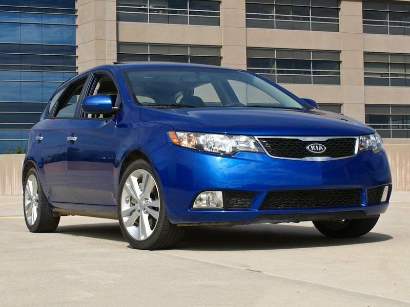 Kia Cerato ثانياً، هاتشباك 5 أبواب — منظر أمامي أيسر