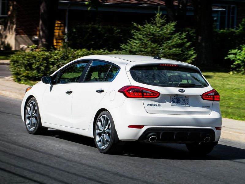 Kia Forte فيس ليفت الثاني، هاتشباك 5 أبواب — منظر خلفي أيمن