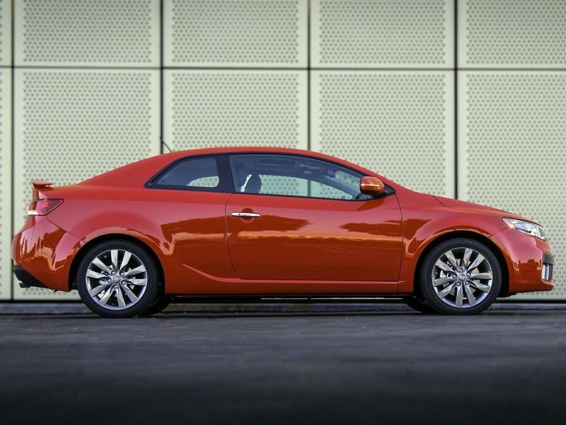 Kia Forte I، كوبيه — منظر من الجانب الأيمن