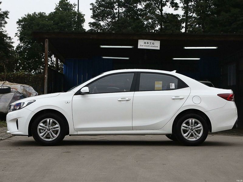 Kia Forte (السوق الصينية) I، سيدان — منظر من الجانب الأيسر