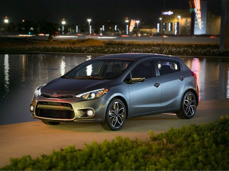 Kia Forte ثانياً، هاتشباك 5 أبواب — منظر أمامي أيمن